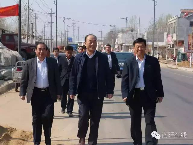 市国资委主任何锡明调研指导驻村帮扶工作并走访慰问困难群众